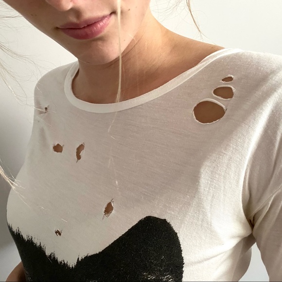 White T-Shirt with Wolf Art and Distressing S - Picture 5 of 8